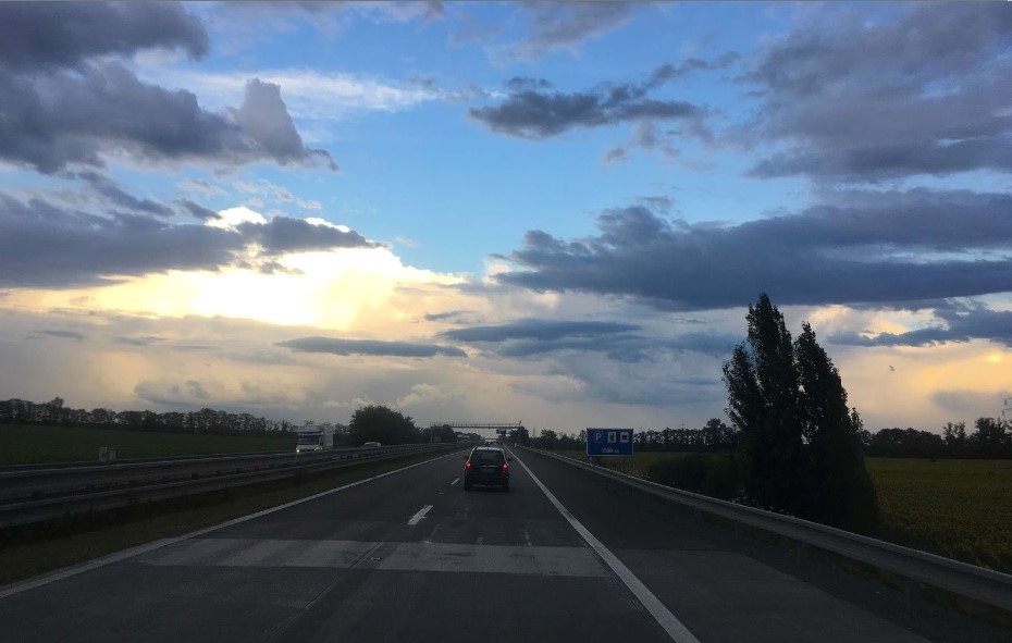 Západ slunce nad dálnicí